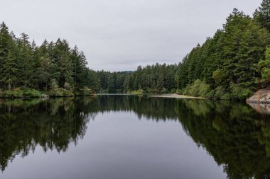 Thetis Gölü 'nün yukarısında Bölge Parkı sakin su ve bulutlu gün