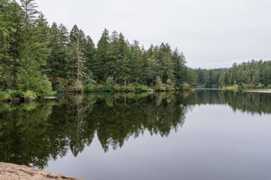 Thetis Gölü 'nün yukarısında Bölge Parkı sakin su ve bulutlu gün