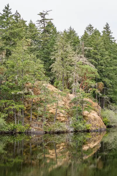 Thetis Gölü 'nün yukarısında Bölge Parkı sakin su ve bulutlu gün