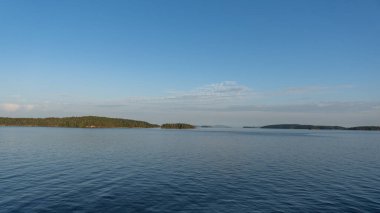 Bulutlu bir yaz gününde Gürcistan Boğazı Panoraması