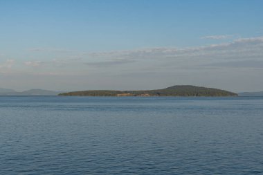 Bulutlu bir yaz gününde Gürcistan Boğazı Panoraması