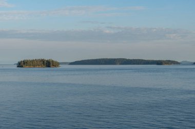 Bulutlu bir yaz gününde Gürcistan Boğazı Panoraması