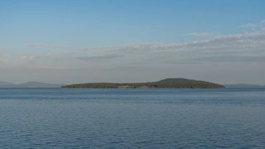 Bulutlu bir yaz gününde Gürcistan Boğazı Panoraması