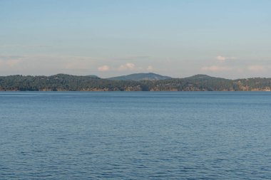Bulutlu bir yaz gününde Gürcistan Boğazı Panoraması