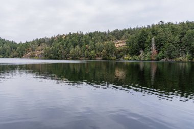 Thetis Gölü 'ndeki Thetis Gölü Bölgesel Parkı sakin su ve bulutlu gün