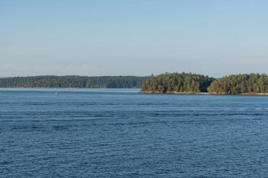 Bulutlu bir yaz gününde Gürcistan Boğazı Panoraması