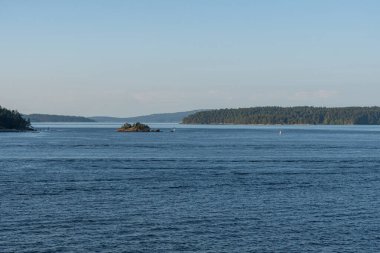 Bulutlu bir yaz gününde Gürcistan Boğazı Panoraması