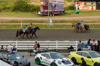 VANCOUVER, BC, CANADA - EYLÜL 07, 2024: Yarıştan önce şehir hipodrom jokey ve at gösterisi
