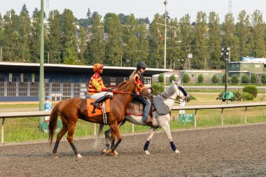 VANCOUVER, BC, CANADA - EYLÜL 07, 2024: Yarıştan önce şehir hipodrom jokey ve at gösterisi