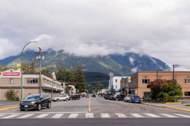 UMUT, BC, CANADA - 21 Ekim 2024: Küçük kasabada yeni asfalt yol boş bulutlar ve gökyüzü