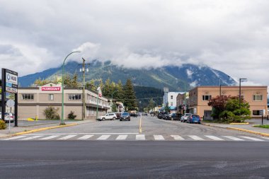 UMUT, BC, CANADA - 21 Ekim 2024: Küçük kasabada yeni asfalt yol boş bulutlar ve gökyüzü