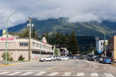 UMUT, BC, CANADA - 21 Ekim 2024: Küçük kasabada yeni asfalt yol boş bulutlar ve gökyüzü