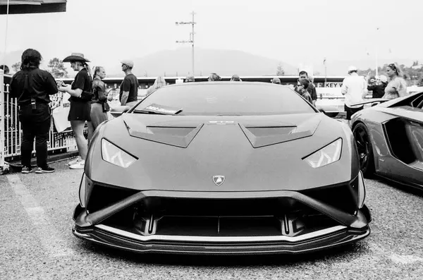 VANCOUVER, BC, CANADA - SEPTEMBER 07, 2024: şehir hipodromuna park edilmiş siyah-beyaz lüks güçlü modern spor araba. Süper spor araba konsepti