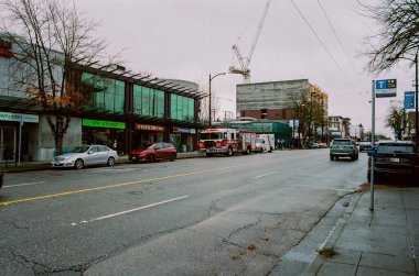VANCOUVER, BC, CANADA - 25 Kasım 2024: Perakende mağazaları, kaldırım, sokak, sonbahar ve ağaçlar. Ana cadde