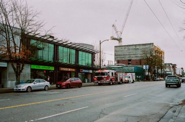 VANCOUVER, BC, CANADA - 25 Kasım 2024: Perakende mağazaları, kaldırım, sokak, sonbahar ve ağaçlar. Ana cadde