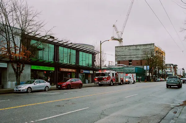VANCOUVER, BC, CANADA - 25 Kasım 2024: Perakende mağazaları, kaldırım, sokak, sonbahar ve ağaçlar. Ana cadde