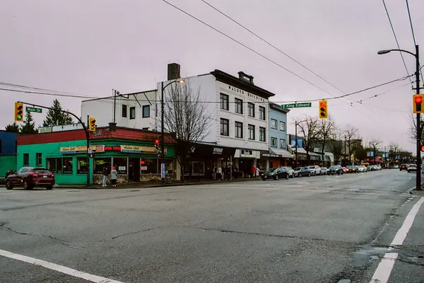 VANCOUVER, BC, CANADA - 25 Kasım 2024: Perakende mağazaları, kaldırım, sokak, sonbahar ve ağaçlar. Ana cadde