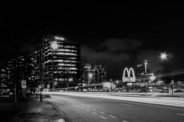 VANCOUVER, BC, CANADA - 14 HAZİRAN 2025: tarihî şehir ve restoranda, ana caddedeki siyah-beyaz ticari bina