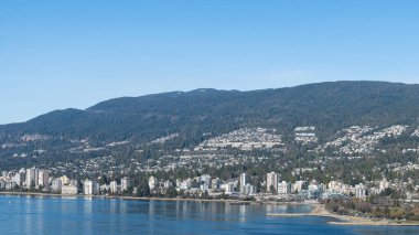BATI VANCOUVER, CANADA - 18 HAZİRAN 2025: Batı Vancouver gökyüzü manzarası Stanley Park 'taki Prospect Point' ten Burrard Körfezi üzerinden alındı