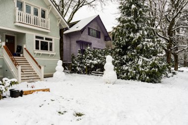 VANCOUVER, CANADA - Şubat 02, 2025: Kış sokak manzarası, evler ve kar