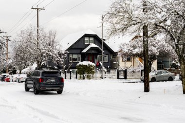 VANCOUVER, CANADA - Şubat 02, 2025: Kış sokak manzarası, evler ve kar