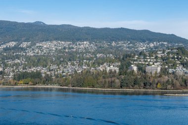 BATI VANCOUVER, CANADA - 18 HAZİRAN 2025: Batı Vancouver gökyüzü manzarası Stanley Park 'taki Prospect Point' ten Burrard Körfezi üzerinden alındı