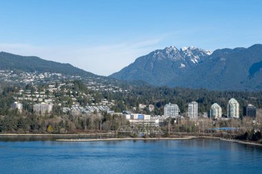BATI VANCOUVER, CANADA - 18 HAZİRAN 2025: Batı Vancouver gökyüzü manzarası Stanley Park 'taki Prospect Point' ten Burrard Körfezi üzerinden alındı