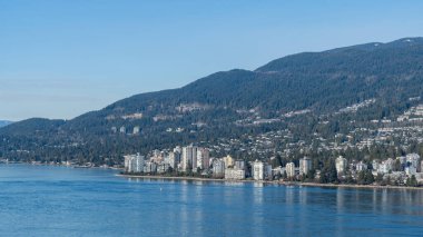 BATI VANCOUVER, CANADA - 18 HAZİRAN 2025: Batı Vancouver gökyüzü manzarası Stanley Park 'taki Prospect Point' ten Burrard Körfezi üzerinden alındı