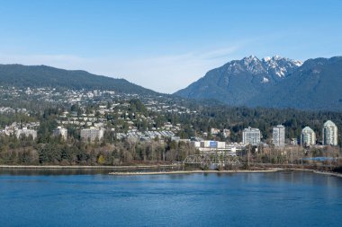 BATI VANCOUVER, CANADA - 18 HAZİRAN 2025: Batı Vancouver gökyüzü manzarası Stanley Park 'taki Prospect Point' ten Burrard Körfezi üzerinden alındı