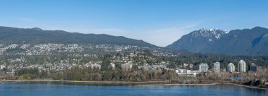 BATI VANCOUVER, CANADA - 18 HAZİRAN 2025: Batı Vancouver gökyüzü manzarası Stanley Park 'taki Prospect Point' ten Burrard Körfezi üzerinden alındı