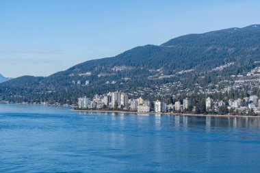 BATI VANCOUVER, CANADA - 18 HAZİRAN 2025: Batı Vancouver gökyüzü manzarası Stanley Park 'taki Prospect Point' ten Burrard Körfezi üzerinden alındı