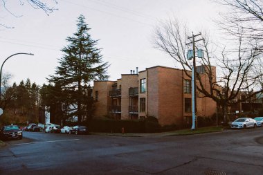 VANCOUVER, CANADA - 24 HAZİRAN 2025: Vancouver, British Columbia sokak manzaralı modern apartmanlar
