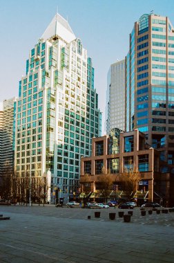 VANCOUVER, Kanada - 24 HAZİRAN 2025: Vancouver şehir merkezindeki yüksek binalara bakın.