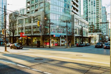 VANCOUVER, CANADA - 24 HAZİRAN 2025: Sabah şehir caddesinde iş binası