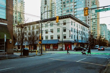 VANCOUVER, CANADA - 24 HAZİRAN 2025: Sabah şehir caddesinde iş binası