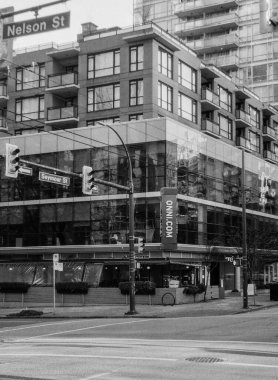 VANCOUVER, CANADA - 25 HAZİRAN 2025: Sabah şehir caddesinde iş binası