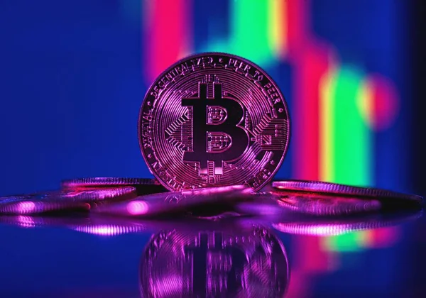 Bitcoin ve kripto para birimi, dijital tablet üzerinde kripto para kavramı.