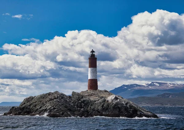 Deniz feneri ve deniz, okyanusun arka planında. Les Eclaireurs, Ushuaia