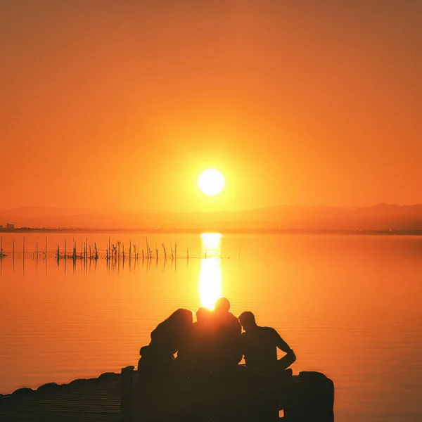 La Albufera, Valencia 'da gün batımını izleyen bir grup arkadaş.