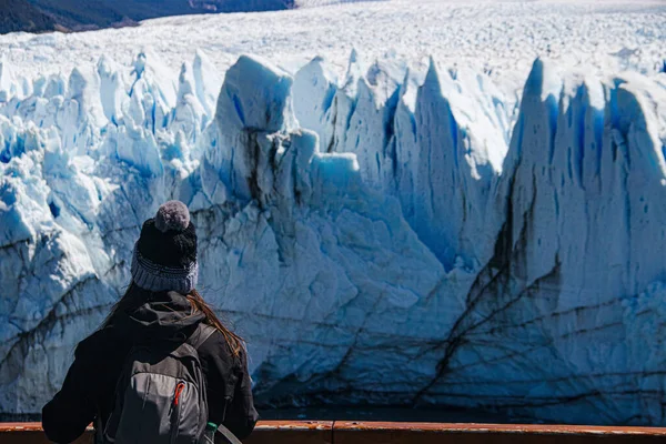 Perito Moreno buzuluna bakan kadın, El Calafate, Arjantin