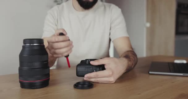 Fotógrafo Limpa Sua Câmera Lentes Com Uma Bomba Que Sopra — Vídeo de Stock