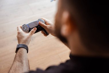 Bir oyun denetleyicisinin yakın çekim görüntüsü