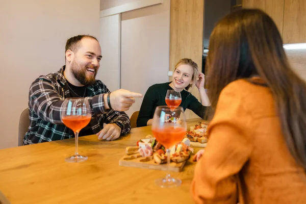 Friends Home Enjoying Brunch Together Good Vibes Only — Stock Photo, Image