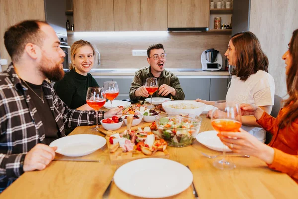 Friends Enjoying Eating Together Laughing — Stock Photo, Image