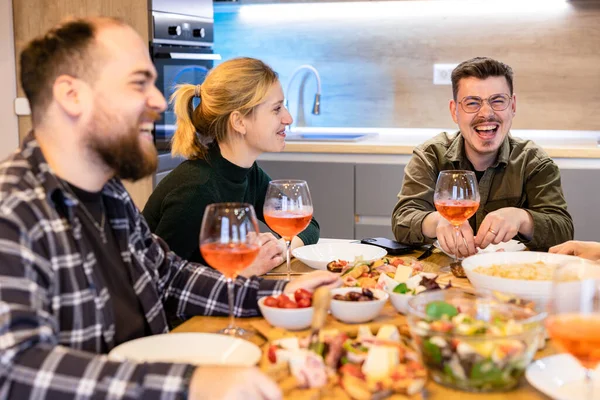 Group Friends Gathered Brunch Home Starts Laughter Good Mood Togetherness — Stock Photo, Image