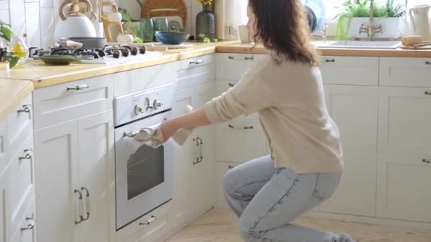 Jonge Vrouw Haalt Een Vers Gekookte Heerlijke Pizza Uit Oven — Stockvideo