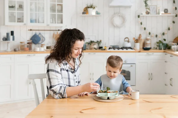 Young Caucasian Mother Feeds Her Adorable Toddler Son Healthy Vegetables — Foto Stock