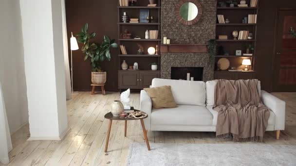 Interior Moderno Elegante Com Grande Sofá Bege Com Travesseiro Xadrez — Vídeo de Stock