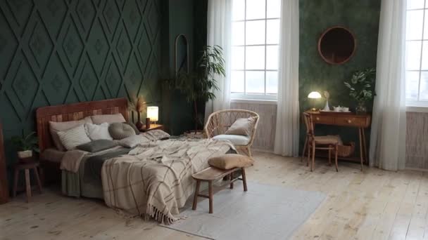 Cozy Bedroom Interior Boho Style Emerald Walls Wooden Furniture Console — Vídeo de Stock