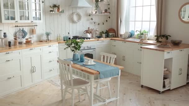 Μοντέρνα Λευκή Σκανδιναβική Κουζίνα Ξύλινο Πάγκο Γεμισμένο Αξεσουάρ Κουζίνας Κομψό — Αρχείο Βίντεο
